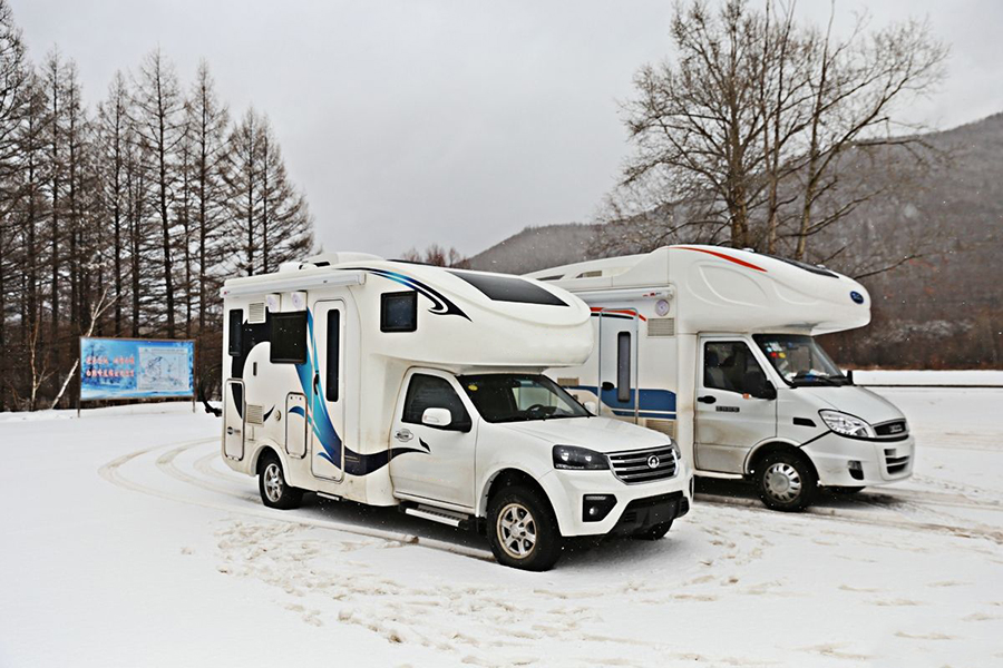 雪地里的房車(chē)